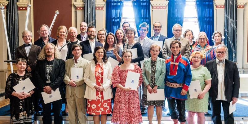 Tiedonjulkistamisen valtionpalkinnon 2026 saajat yhteiskuvassa.