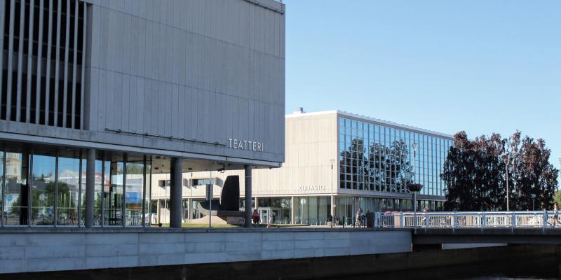 Maisemakuva Oulun keskustasta. Etualalla teatteri. 