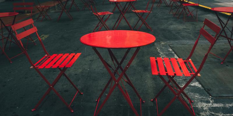 Punaisia tuoleja ja pöytä.