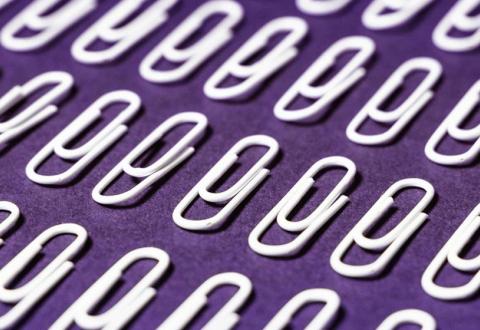 Klemmareita tasolla.